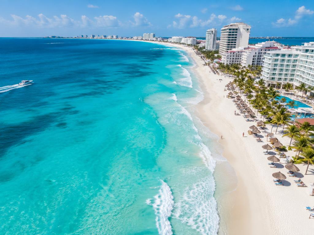 Playa de arena blanca y mar turquesa en Cancún